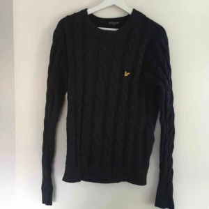  - Kabelstickad tröja i marinblå. Priset är inklusive frakt.