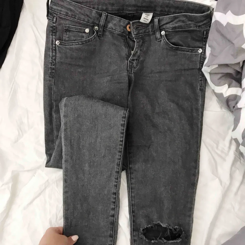 Skitsnygga grå jeans med låg midja! Passar mej som har S i byxor! Hålen har jag gjort själv! 130kr + eventuell frakt. Jeans & Byxor.