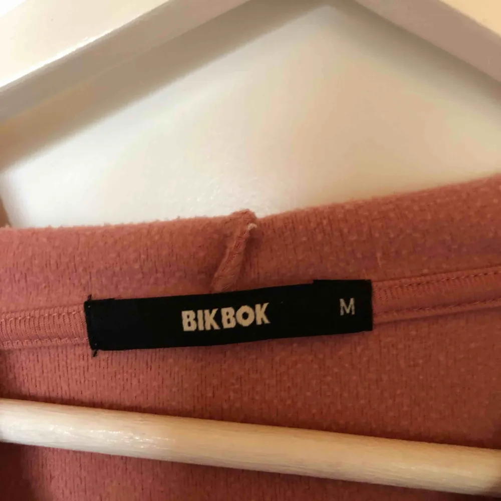 En sån skön kroppad hoodie från Bik bok. Storlek M passar även någon som har storlek L. Kommer tyvärr inte till användning. Tröjor & Koftor.