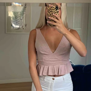  - Rosa/glittrig top från bershka i storlek 34. Aldrig använd. Frakt ingår.