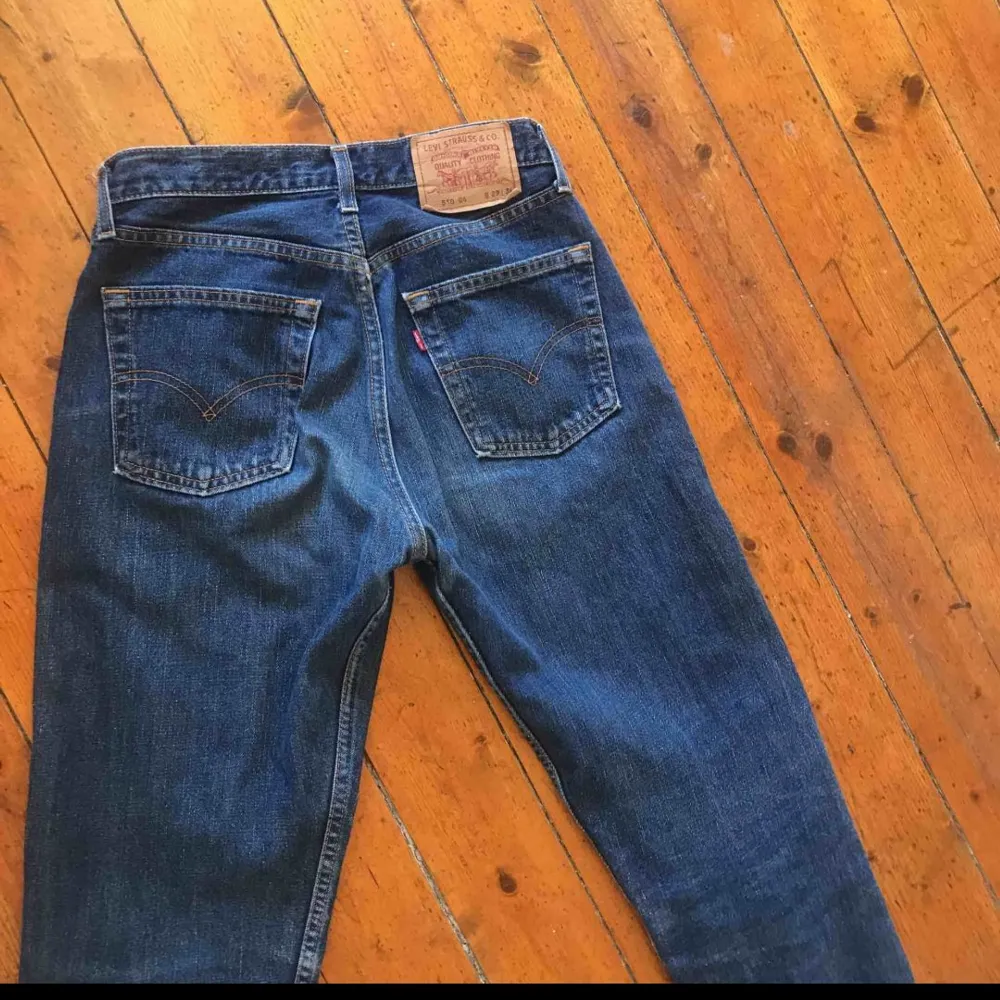 Ett par jätte fina levis jeans som tyvärr är lite stora! Men i jätte bra skick. Priset går alltid att diskutera! Köparen står för frakten😘. Jeans & Byxor.