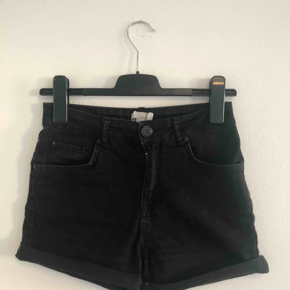 Snygga jeansshorts från Gina Tricot, används ett fåtal gånger, men fortfarande i bra skick. Inget behövs väl mer till sommaren än ett par shorts, ellerhur ? 🤔. Shorts.