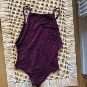  - Body från Bikbok med lila/röda glittertrådar. Aldrig använd endast prövad 