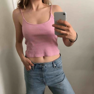  - Rosa, croppat linne i storlek L, passar bra på M och S också, beroende på hur man vill att passformen ska va. Perfekt till sommaren! Frakt står köparen för. :-)