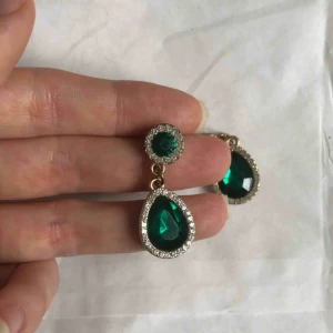  - Örhängen som jag bara har använt en gång så dags för ett nytt hem!✨✨  alla små diamanter är kvar💕