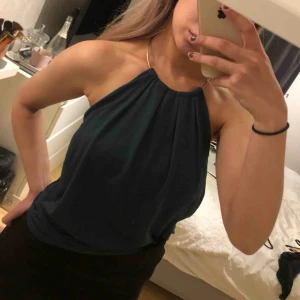  - Både en XS kan ha den men även en S:) Köparen behöver inte stå för frakten :)