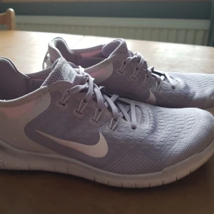  - Nike Free sneakers, använda mycket sparsamt. Mjuka och sköna att gå i. 