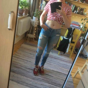  - Slim fit, stretch. Kristen jeans, ripped.