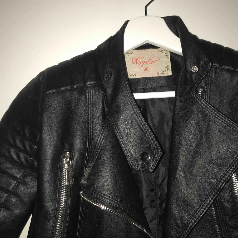 Supersnygg moto jacket köpt på Chiquelle för 600kr Beställde XS men skulle säga att den passar som en S❤️ Du står för frakten. Jackor.