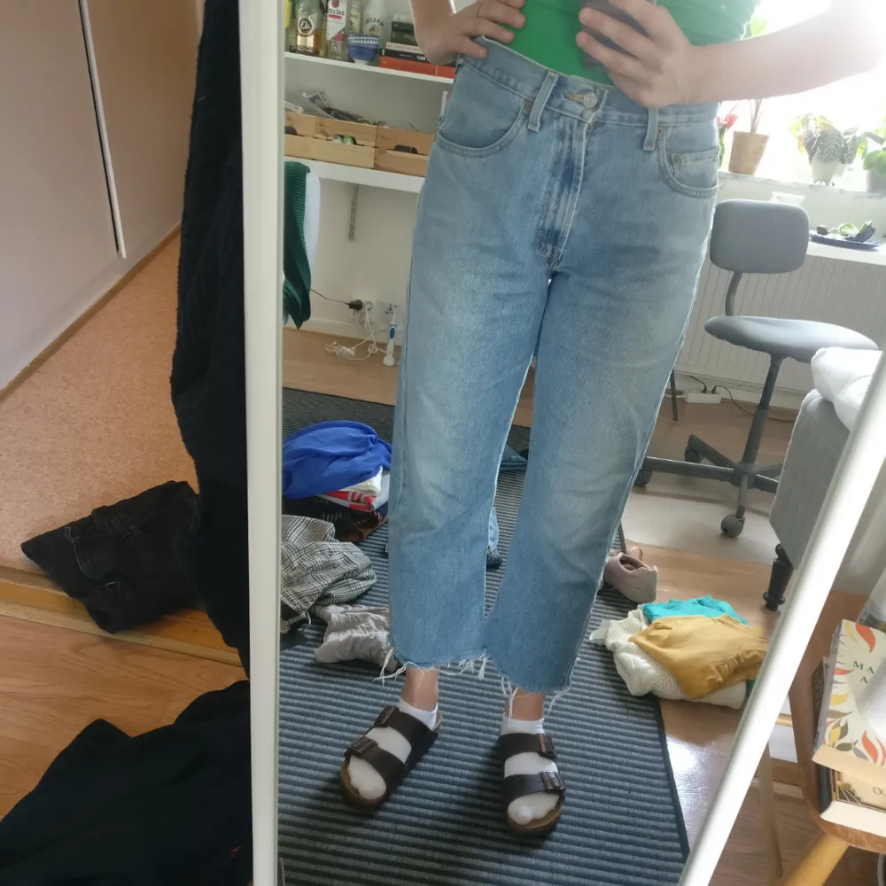 Avklippta Levi's 505 som jag säljer eftersom jag har likande. Ganska raka i modellen! Passar en 38/40. . Jeans & Byxor.