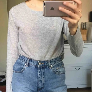  - Grå ribbad tröja 