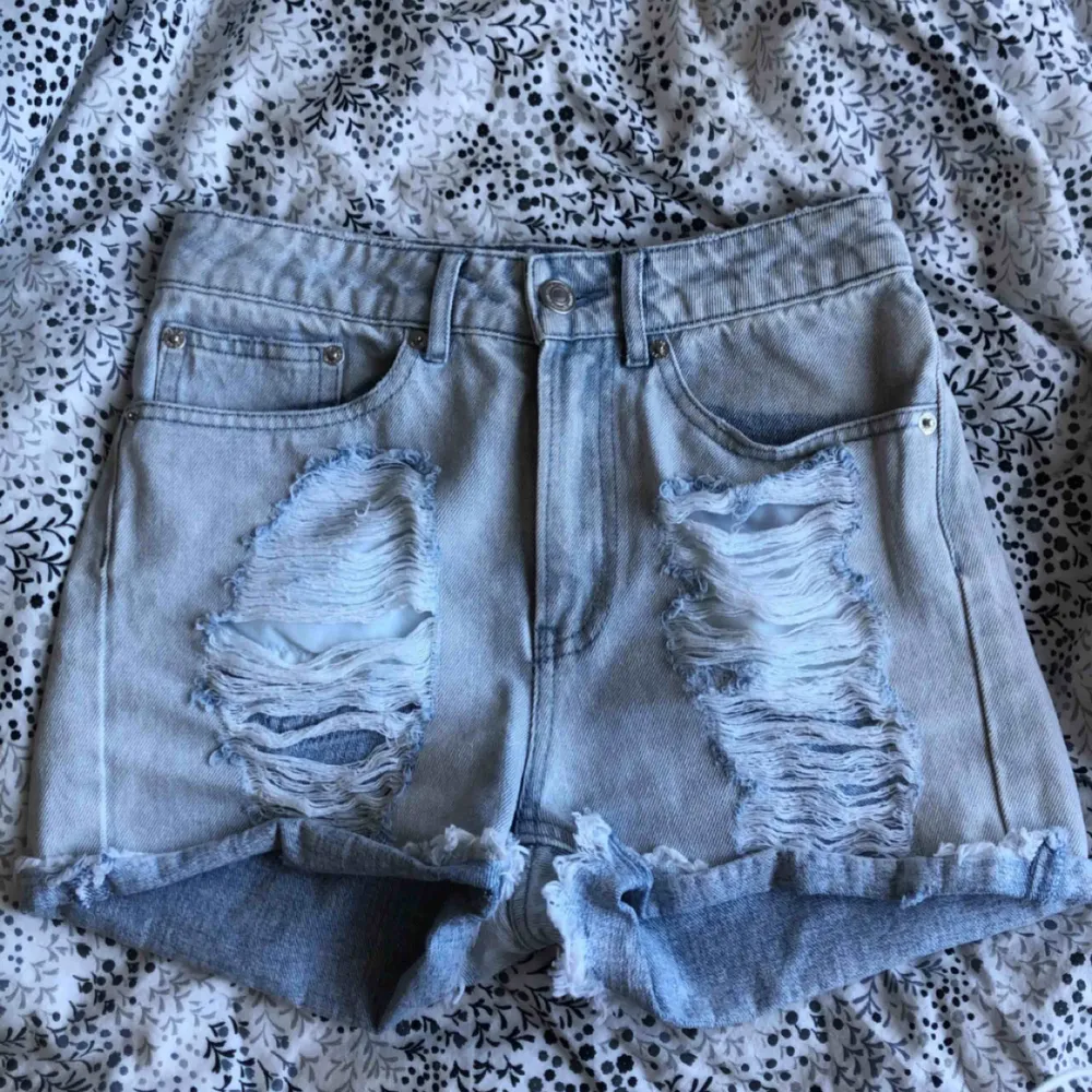 Snygga jeansshorts från Bikbok! . Shorts.