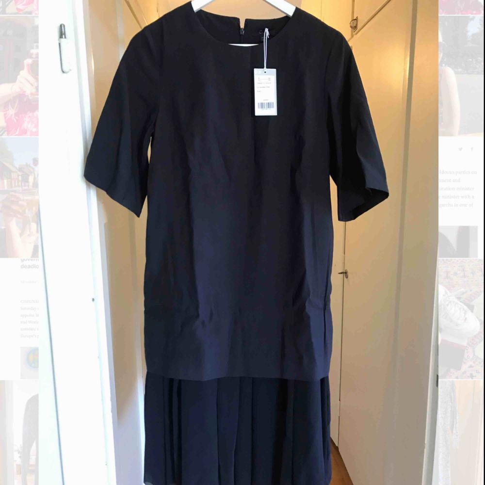 NEW COS dress Size 36, dark blue, has pockets. Klänningar.