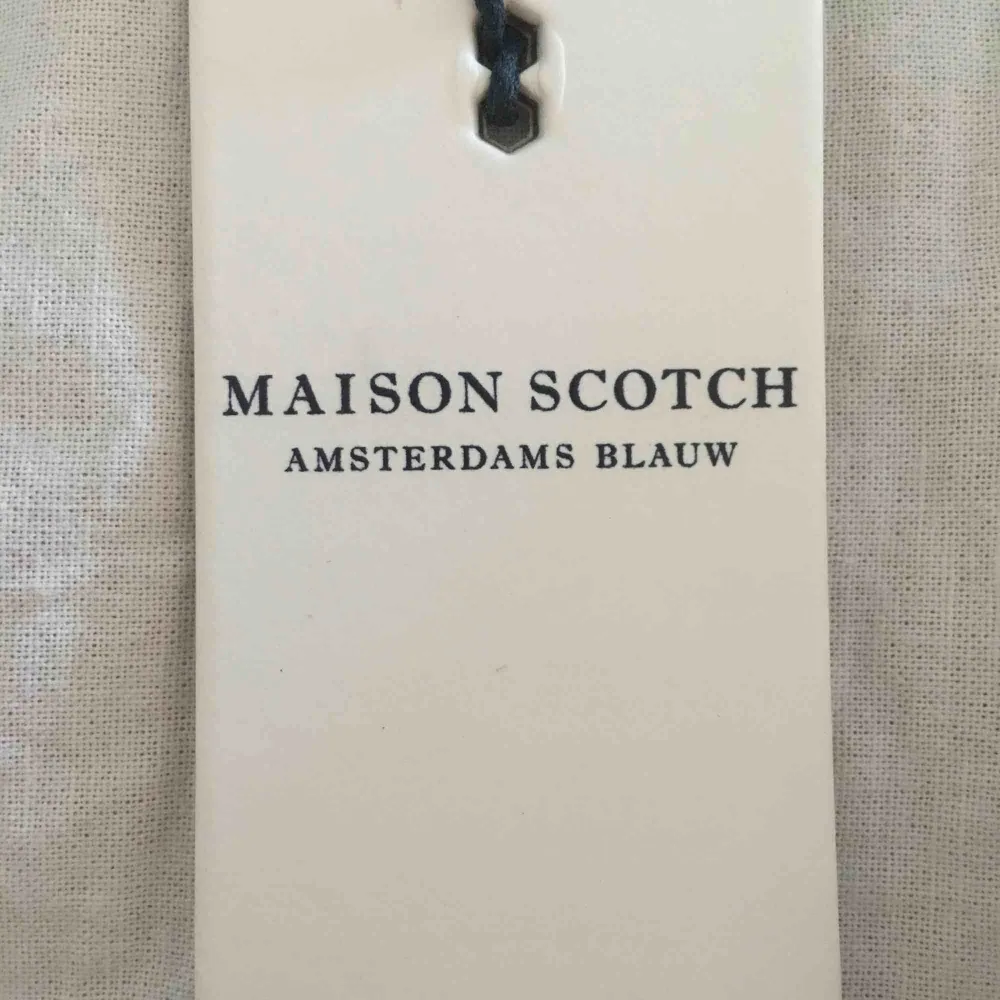 Rosa armband med guldiga ändar från Maison Scotch (scotch & soda) Aldrig använt. Enkelt men fint! Skickas tillsammans med en liten dustbag.. Accessoarer.