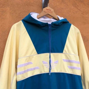  - Vintage adidas från 80-talet. XL på lappen men sitter mer som L. Kan hämtas i Uppsala eller skickas mot fraktkostnad 