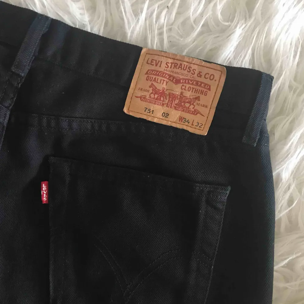 Säljer dessa Levi’s jeans jag köpte second hand, benen är ”raka” och det är väldigt snyggt att vika upp dem! 300kr inklusive frakten! 😁. Jeans & Byxor.