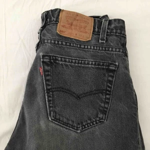  - Vintage grå/svarta Levis jeans, har själv använt jeansen ca.2-3 gånger, men satt lite tajt för mig. Vill helst att jeansen hämtas i Stockholm, men möjligen även Uppsala.
