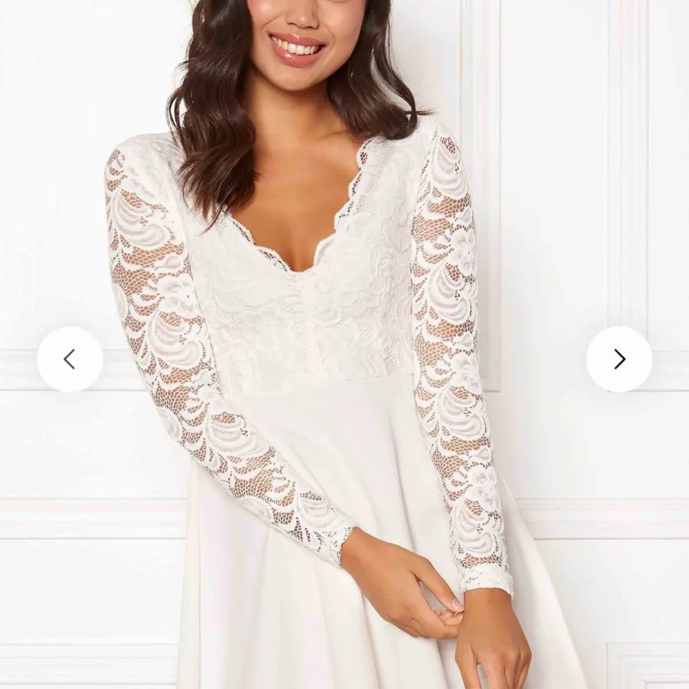 Säljer denna vita klänningen från bubbleroom pga av att jag ångrat mig. Den är slutsåld i S på hemsidan. Perfekt till student eller skolavslutning ✨ Klänningen är oanvänd och prislapp sitter kvar.   Frakt tillkommer 🌸. Klänningar.