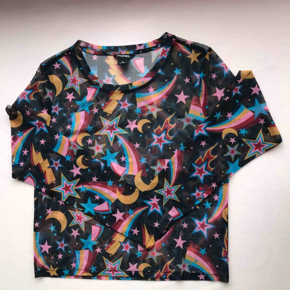 💌Frakt ingår!💌 Fin transparent tröja i svart med långa ärmar och rymdinspirerat mönster i gul, röd, rosa och blå från Monki • storlek M, använd ett fåtal gånger! . Toppar.