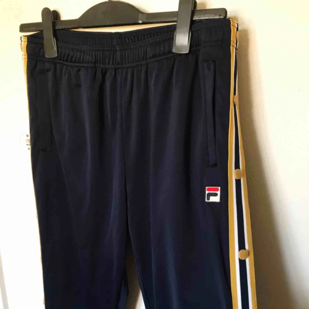Popperpants från FILA köpta på urban outfitters för 699kr. Använda en gång. Säljs pga används inte. Storlek L men passar även M.. Jeans & Byxor.