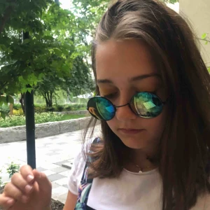  - Asballa solglasögon, vet inte märket. De är regnbågsfärgade utifrån men man inifrån typ svarta. GRATIS FRAKT! De är aldrig använda men lite av färgen har försvunnit från ena sidan, så det är silvrigt där, kan skicka bild på de även fast de knappt syns. 