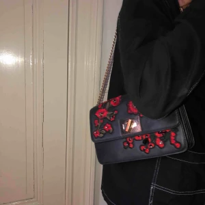  - Jättefin väska som jag köpta förra året. Kommer inte till användning längre, men är fortfarande i bra skick. 