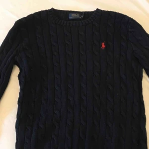  - Ralph lauren kabelstickad tröja