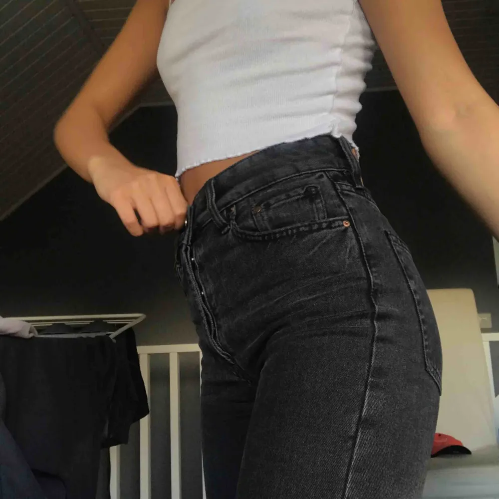 ett par snygga vintage mom-jeans i storlek 25💜 otroligt fin svart tvättad (ish) färg! Köparen står för frakten.. Jeans & Byxor.