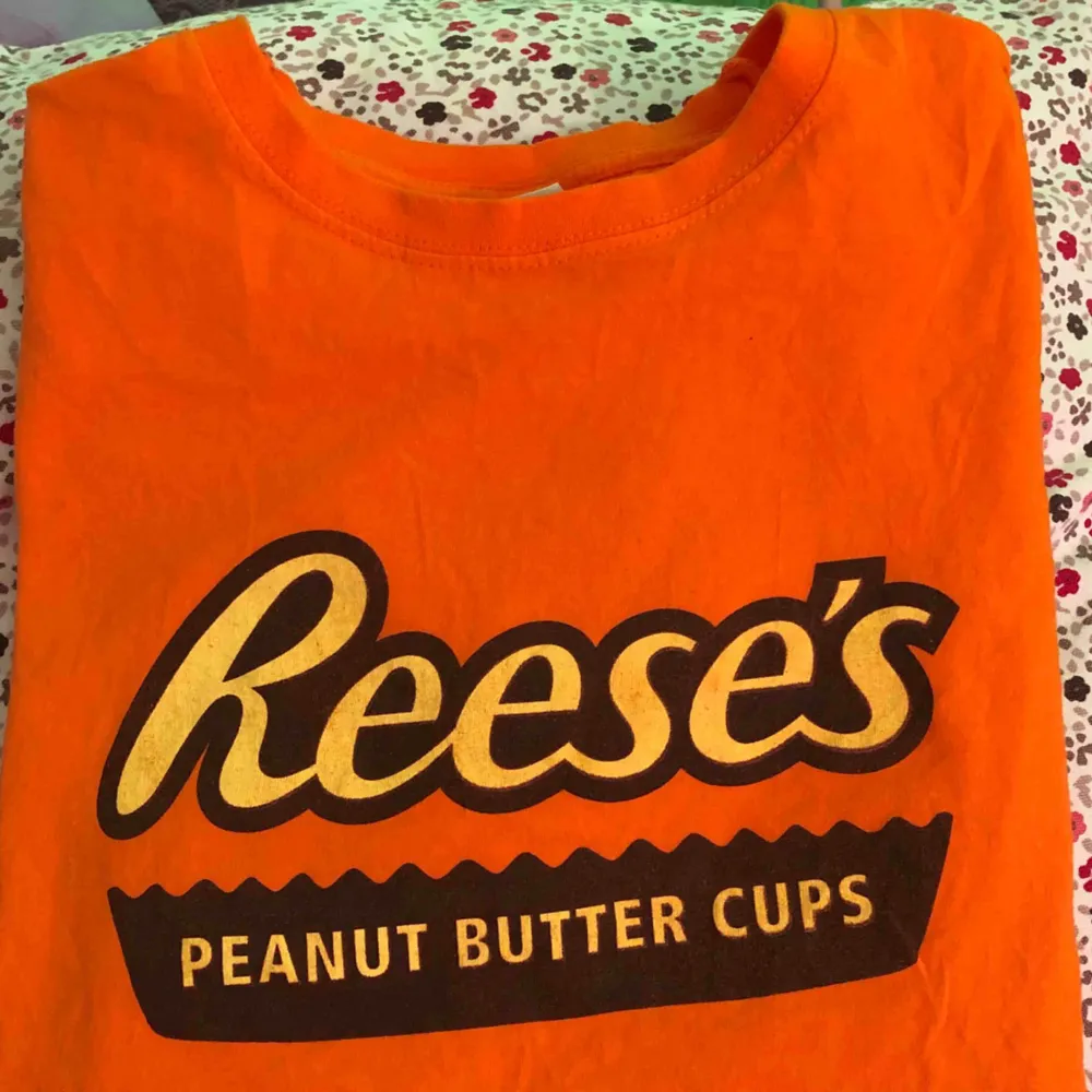 Reese’s Peanut Butter Cup T-Shirt. I färgen Orange.  . T-shirts.