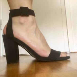  - Högklackade svarta skor i mocka ifrån Zara. I bra skick!   Finns att hämta i Hammarbyhöjden eller skickas mot betalning.