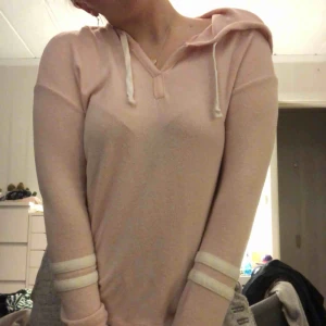  - En tunn och skön långärmad ifrån Hollister! Har även luva 😋 Säljer pga för lite användning. Använd någon enstaka gång. Frakt tillkommer eller möter upp i Karlstad! 📍💵