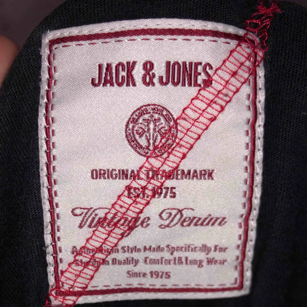 En snygg svart jack & Jones tröja + frakt. T-shirts.