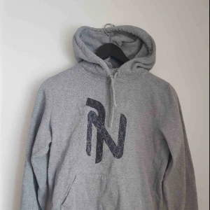  - Wesc hoodie storlek M men den är lite liten, skulle säga S. Hoodie i begagnat skick. Ej nopprig. Hel och ren. Inga fläckar.