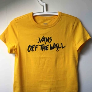 Vans t-shirt - Snygg Vans tisha, som ny. Använd en gång. Lite kortare än en vanlig tshirt men inte croppad. Trycket är lite gummi-aktigt, alltså lite struktur. En riktig longboard-tshirt till sommarn nu ☀️ frakt 59kr tillkommer. Katt finns i hemmet