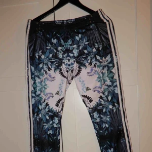  - Riktigt snygga mönstrade adidas byxor, säljer då dem är lite små på mig så jag aldrig använt dem. Bara att fråga om du vill ha bild hur de ser ut på ! 