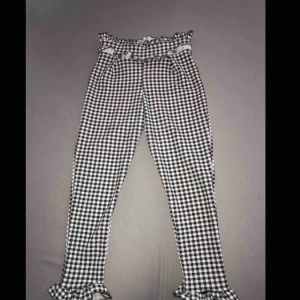  - Rutiga byxor med volanger från Nelly, aldrig använda