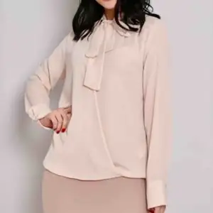 Fantastisk blouse i trendiga färger, för kvinnor som älskar simplicity. 
