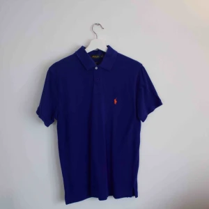  - Polo Ralph Lauren pikétröja Blå i fint skick, storlek L