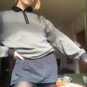  - Asbekväm unik oversized tröja köpt second hand. Den är Sweatshirt liknande fast tunnare. Tröjan är svart och vit rutig med en pikékrage + dragkedja. Skriv om eventuella frågor!❤️🥰 (plus frakt)
