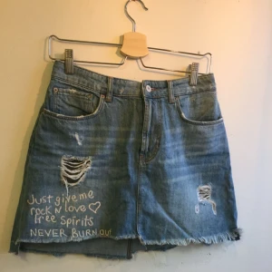  - Hög i midjan , passar en M eller mindre L :-) 