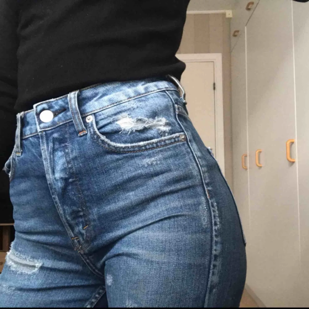 Jeans från h&m. I toppskick, använd max 3 ggr. Köpta för 300 kr. Frakt tillkommer🌸 Har du frågor eller vill att jag skickar fler bilder är det bara att höra av sig🥰. Jeans & Byxor.