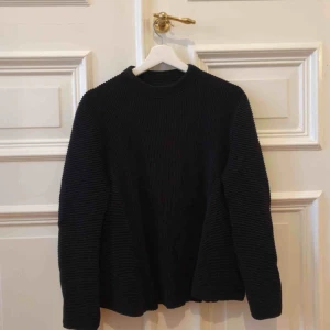  - Mysig stickad tröja från cos. Färgen är mörkblå men uppfattas nästan som svart. Kan mötas upp i Gbg annars tillkommer frakt✨