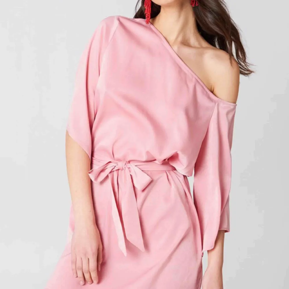Rosa klänning från Hannalicious x NA-KD. Använd en gång, nypris 399kr!. Klänningar.