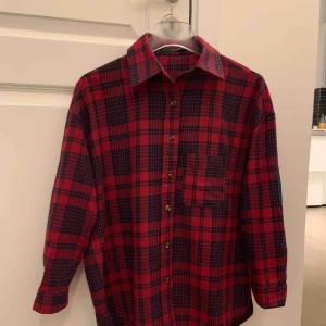  - Skjorta i storlek s, fin skick, finns i Odenplan, kan skicka via post, 20kr på frakt