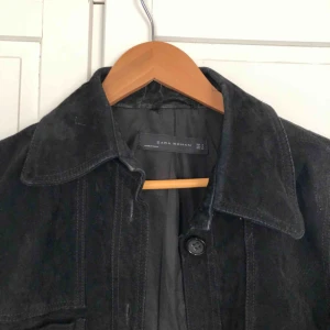  - Skitsnygg vårjacka i mocka! En knapp saknas :) skickas eller hämtas i gamla stan!🌹