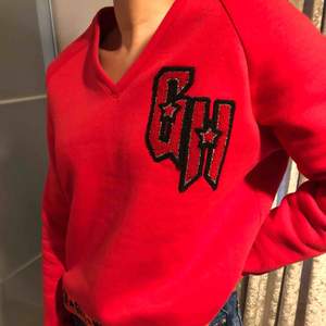 En röd tröja från Gigi Hadid x Tommy hilfiger som inte alls har kommit till användning tyvärr. Så i nyskick och köpt för 1200 kr!! 🤩
