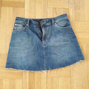 Nice mini skirt in jeans from HM. Sells due to the wrong size and it is never used.