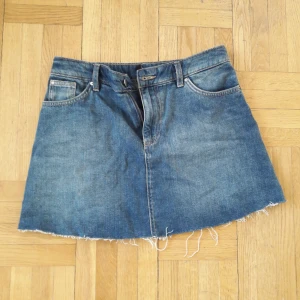  - Nice mini skirt in jeans from HM. Sells due to the wrong size and it is never used.