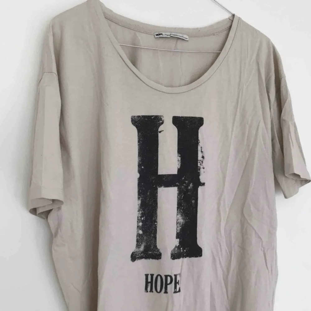Tshirt från Hope i perfekt skick. Frakt ingår💘. T-shirts.