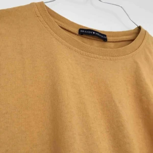  - Perfect tee i en supersnygg senapsgul färg. I perfekt skick. Frakt ingår 💌